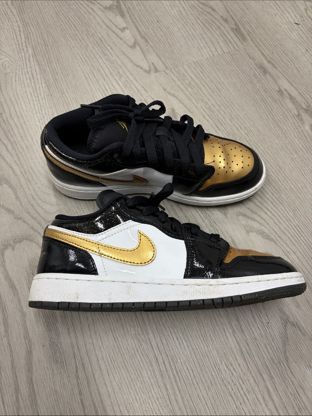 Nike Kids Low-Top Sneakers in Black, White & Gold